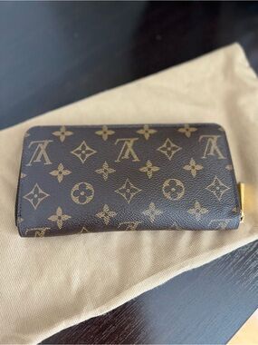 Louis Vuitton zippy monogram wallet
